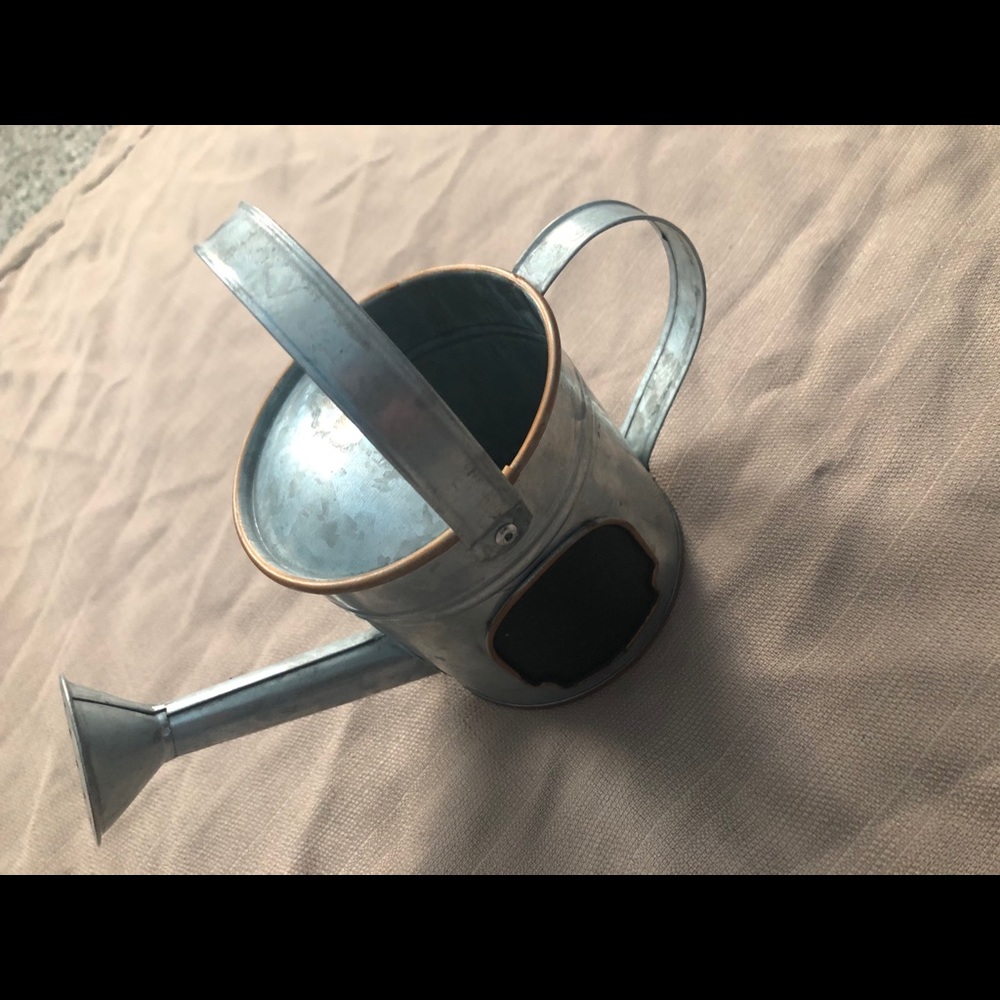 Watering canister with chock board